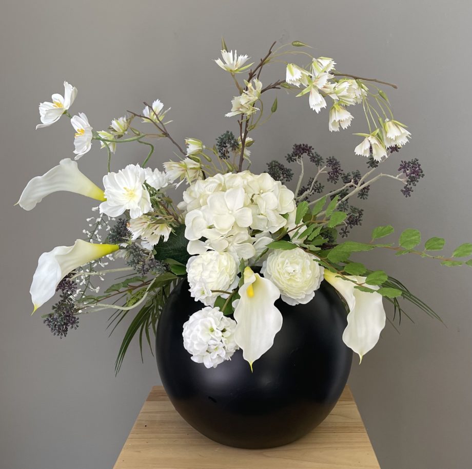 Wit zijden bloemen boeket in zwarte vaas