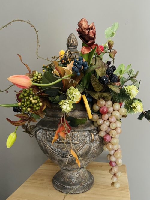 Kunst fruit en bloemen in Franse stenen bokaal