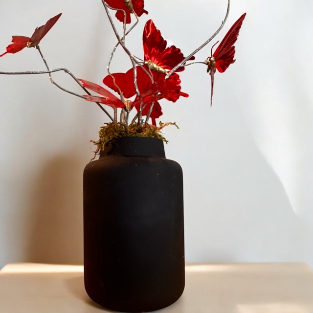 Trendy Knalrode Metallic Vlinders in Trendy Zwarte Glazen Vaas