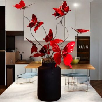 Trendy Knalrode Metallic Vlinders in Trendy Zwarte Glazen Vaas