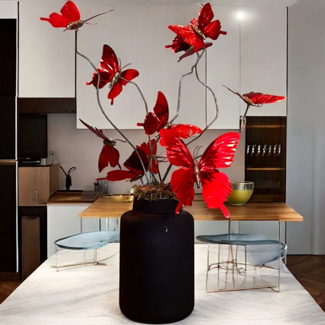 Trendy Knalrode Metallic Vlinders in Trendy Zwarte Glazen Vaas