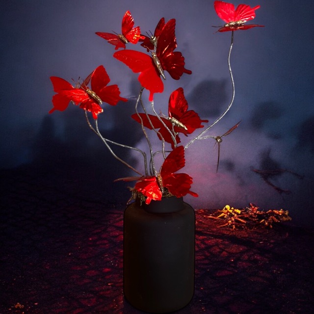 Trendy Knalrode Metallic Vlinders in Trendy Zwarte Glazen Vaas