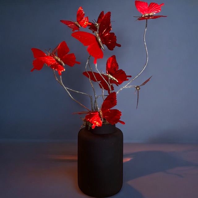 Trendy Knalrode Metallic Vlinders in Trendy Zwarte Glazen Vaas