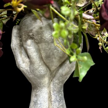 Kunstbloemen Grafstuk - hart op handen - rode rozen - 50cm