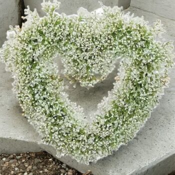 Kunstbloemen Gipskruid Krans – Hartvorm – 50 cm – Weerbestendig – Ideaal voor Graf of Buiten