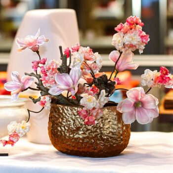 Kunstbloemen - Ovale Keramiek Schaal met Bloemdecoratie – Hout, Cherry Blossom & Magnolia – Roze Accenten