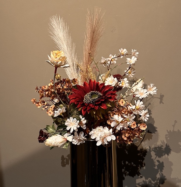 Hotel Chique - Gouden pot met zijden kunst bloemen boeket