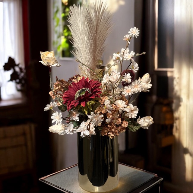 Hotel Chique - Gouden pot met zijden kunst bloemen boeket