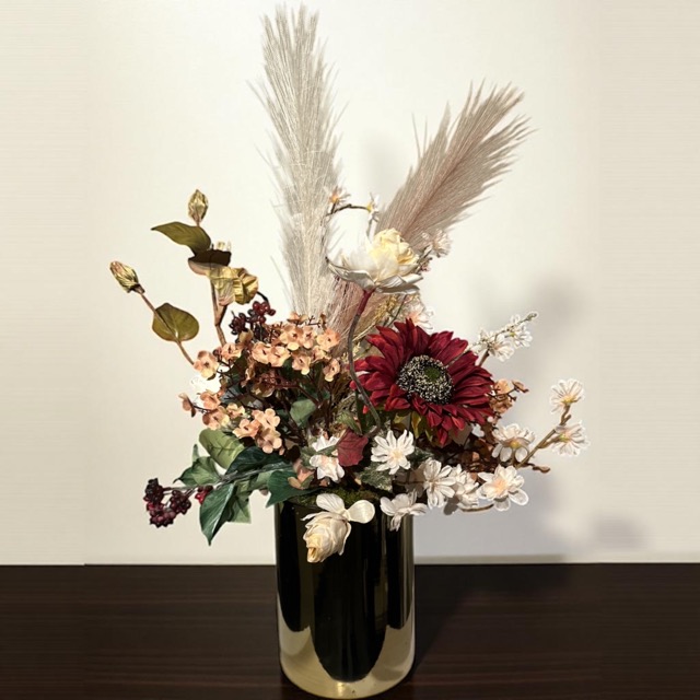 Hotel Chique - Gouden pot met zijden kunst bloemen boeket