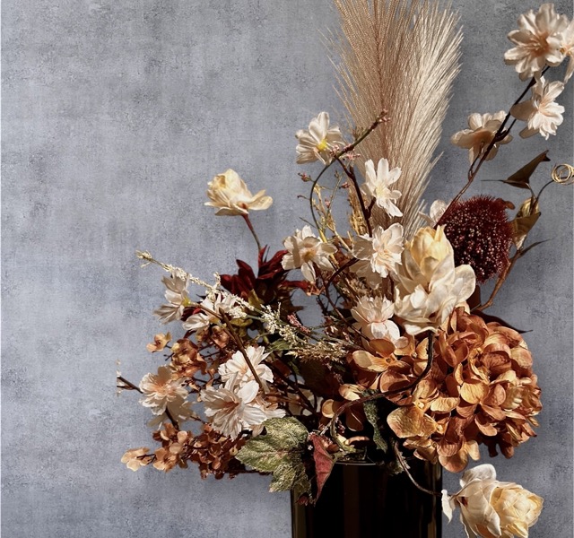 Hotel Chique - Gouden pot met zijden kunst bloemen boeket