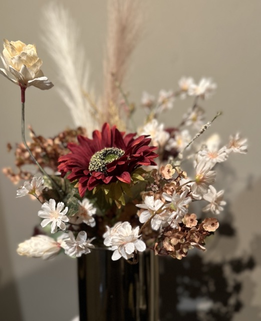 Hotel Chique - Gouden pot met zijden kunst bloemen boeket
