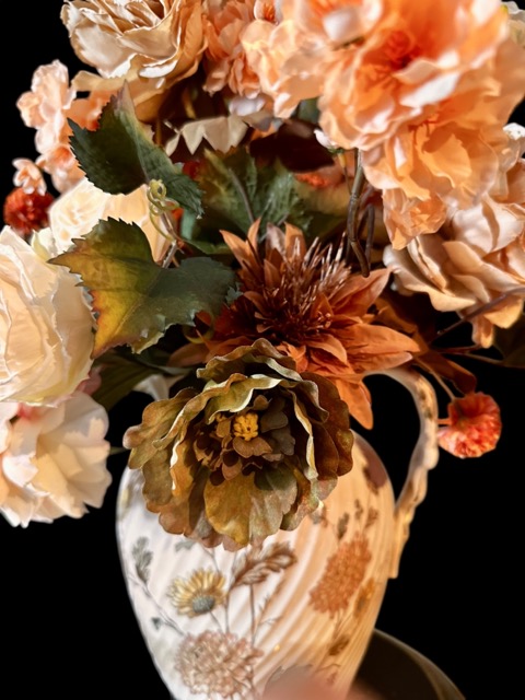 Brocante porseleinen waterkan met pioenrozen – zacht peach crème