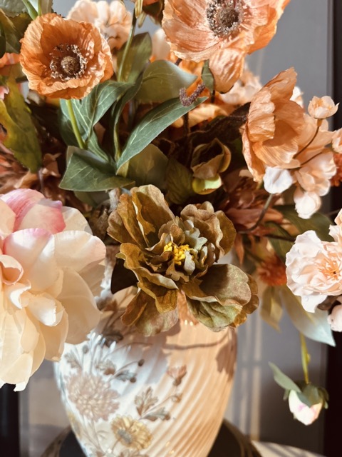 Brocante porseleinen waterkan met pioenrozen – zacht peach crème