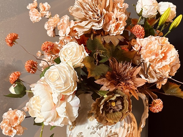 Brocante porseleinen waterkan met pioenrozen – zacht peach crème