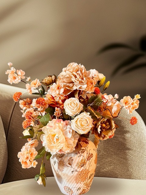 Brocante porseleinen waterkan met pioenrozen – zacht peach crème