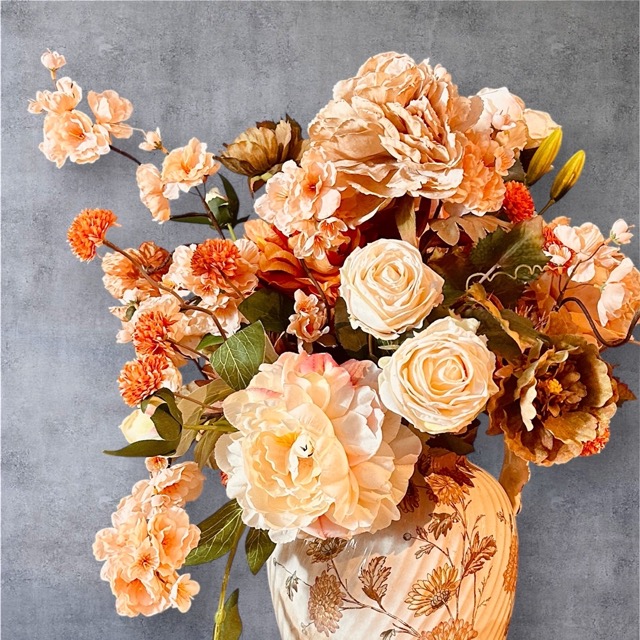 Brocante porseleinen waterkan met pioenrozen – zacht peach crème