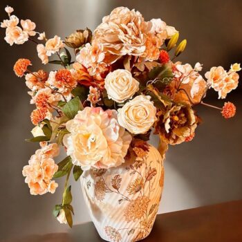 Brocante porseleinen waterkan met pioenrozen – zacht peach crème