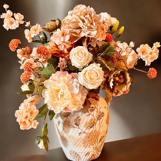 Brocante porseleinen waterkan met pioenrozen – zacht peach crème