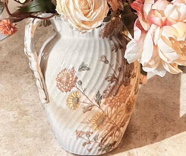 Brocante porseleinen waterkan met pioenrozen – zacht peach crème