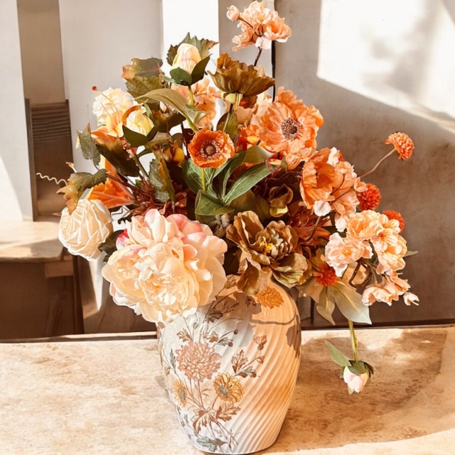 Brocante porseleinen waterkan met pioenrozen – zacht peach crème