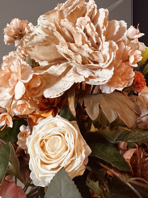 Brocante porseleinen waterkan met pioenrozen – zacht peach crème