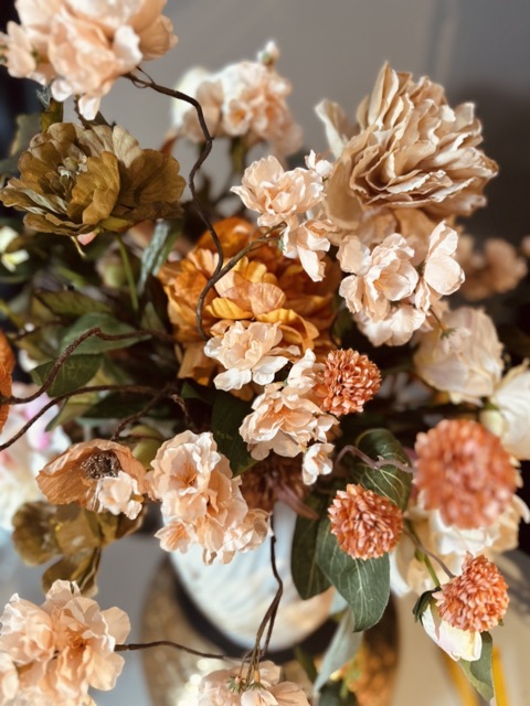 Brocante porseleinen waterkan met pioenrozen – zacht peach crème