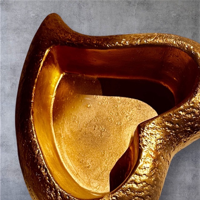 Kunstbloemstuk - Graf bloemstuk - diep rood - gouden hart - 20 cm