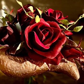 Kunstbloemstuk - Graf bloemstuk - diep rood - gouden hart - 20 cm