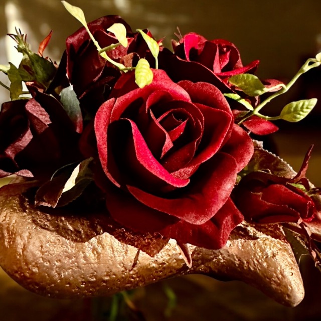 Kunstbloemstuk - Graf bloemstuk - diep rood - gouden hart - 20 cm