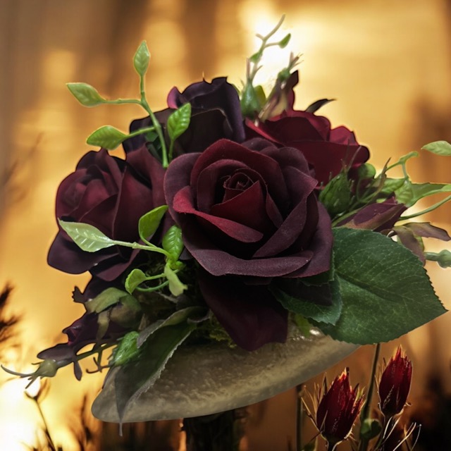 Kunstbloemstuk - Graf bloemstuk - diep rood - gouden hart - 20 cm