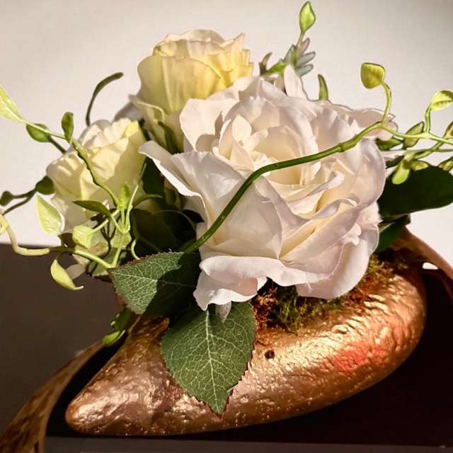 Kunstbloemstuk - Graf bloemstuk - wit groen - gouden hart - 20 cm