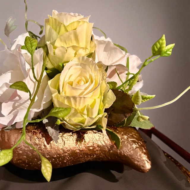 Kunstbloemstuk - Graf bloemstuk - wit groen - gouden hart - 20 cm