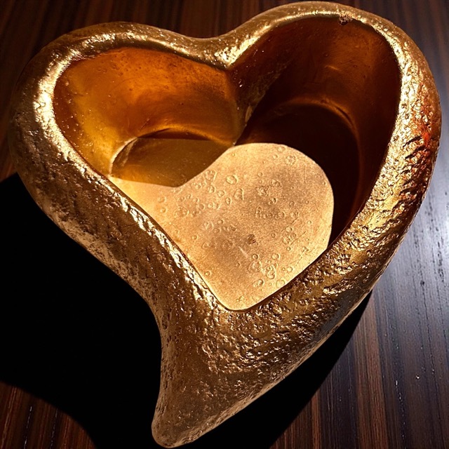 Kunstbloemstuk - Graf bloemstuk - diep rood - gouden hart - 20 cm