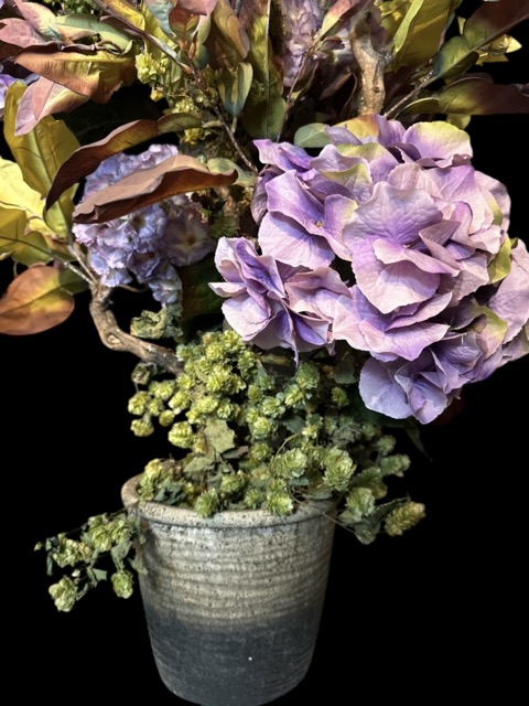 Kunstplant - Hortensia struik in landelijke pot – Herfstarrangement met hopranken – 100 cm hoog