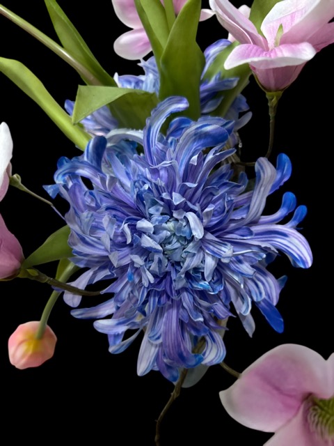 Zijden bloemen - Opengewerkte vaas met kunstbloemen – Blauw & zachtroze in harmonie - 50cm