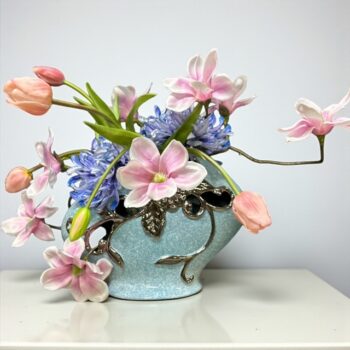 Zijden bloemen - Opengewerkte vaas met kunstbloemen – Blauw & zachtroze in harmonie - 50cm