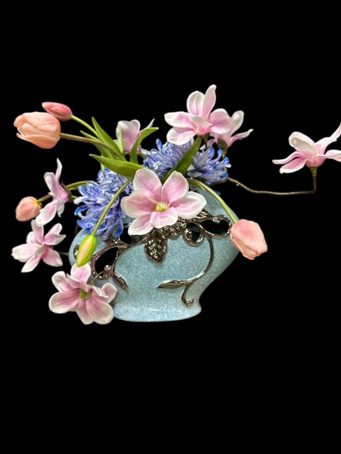 Zijden bloemen - Opengewerkte vaas met kunstbloemen – Blauw & zachtroze in harmonie - 50cm