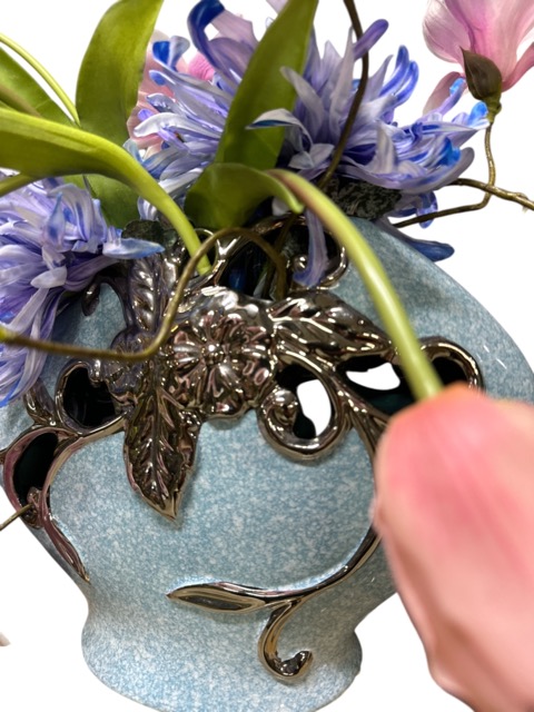 Zijden bloemen - Opengewerkte vaas met kunstbloemen – Blauw & zachtroze in harmonie - 50cm