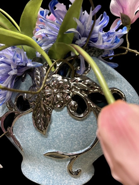 Zijden bloemen - Opengewerkte vaas met kunstbloemen – Blauw & zachtroze in harmonie - 50cm