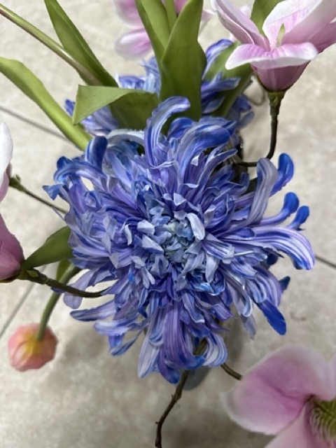Zijden bloemen - Opengewerkte vaas met kunstbloemen – Blauw & zachtroze in harmonie - 50cm