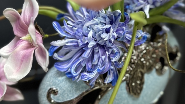 Zijden bloemen - Opengewerkte vaas met kunstbloemen – Blauw & zachtroze in harmonie - 50cm