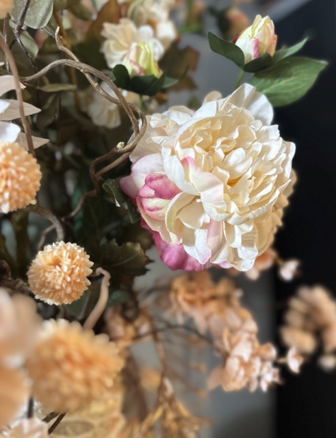 Schelpenvaas met kunstbloemen – “Hotel Chique” – 90 cm hoog