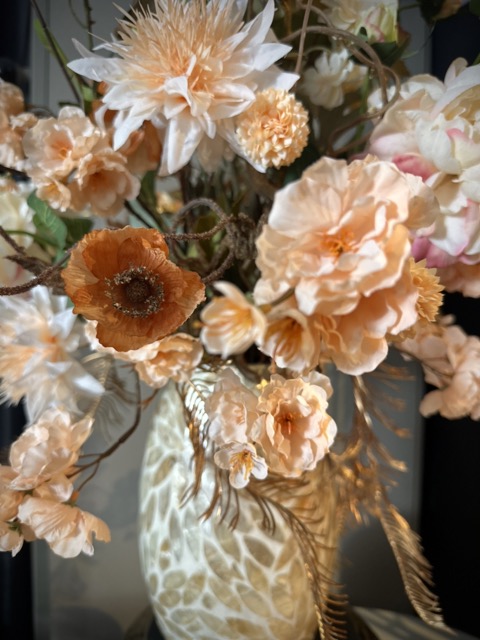 Schelpenvaas met kunstbloemen – “Hotel Chique” – 90 cm hoog