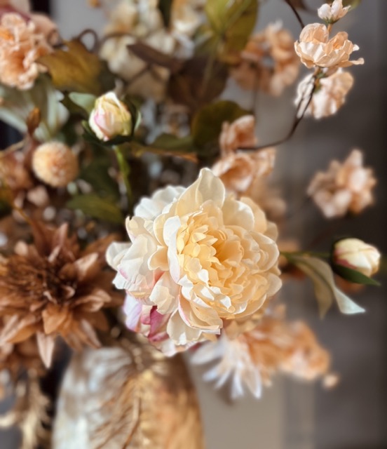 Schelpenvaas met kunstbloemen – “Hotel Chique” – 90 cm hoog