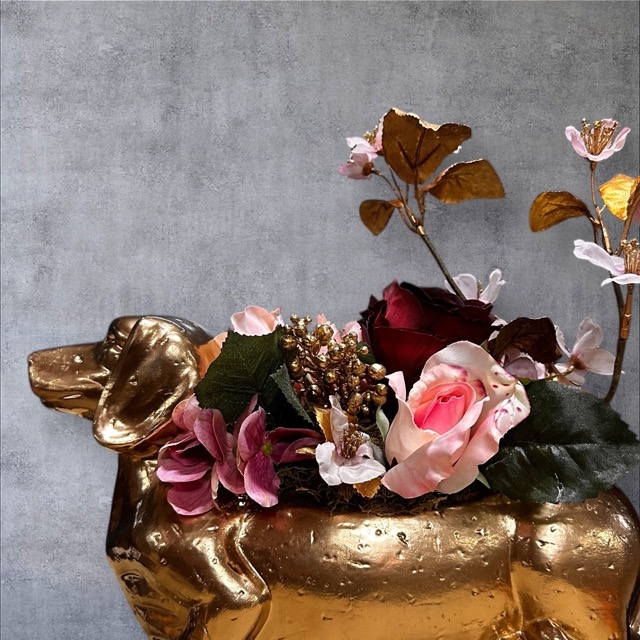Kunstbloemen - Gouden Teckel Bloemstuk – Handgemaakt Arrangement in Roze en Goud
