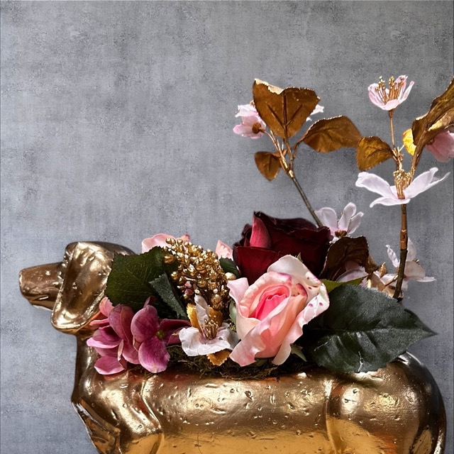 Kunstbloemen - Gouden Teckel Bloemstuk – Handgemaakt Arrangement in Roze en Goud