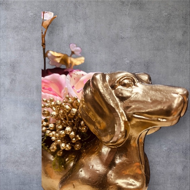 Kunstbloemen - Gouden Teckel Bloemstuk – Handgemaakt Arrangement in Roze en Goud