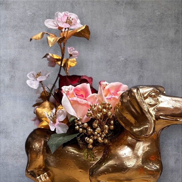 Kunstbloemen - Gouden Teckel Bloemstuk – Handgemaakt Arrangement in Roze en Goud