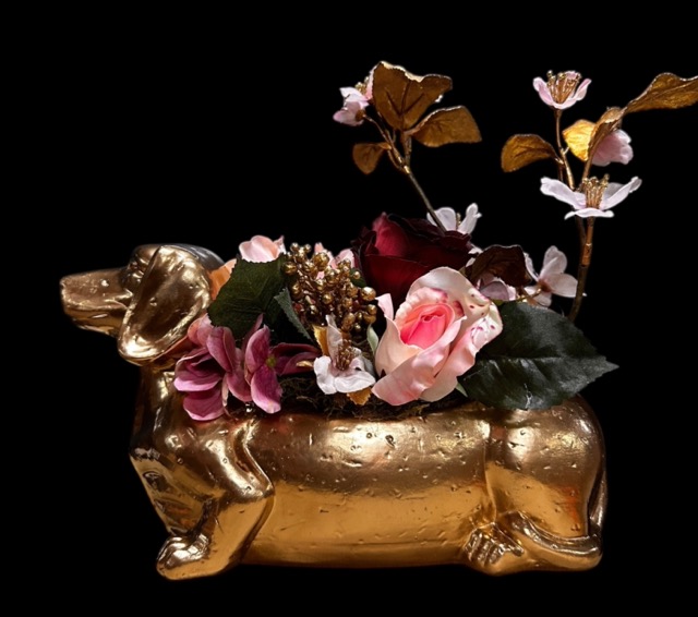 Kunstbloemen - Gouden Teckel Bloemstuk – Handgemaakt Arrangement in Roze en Goud