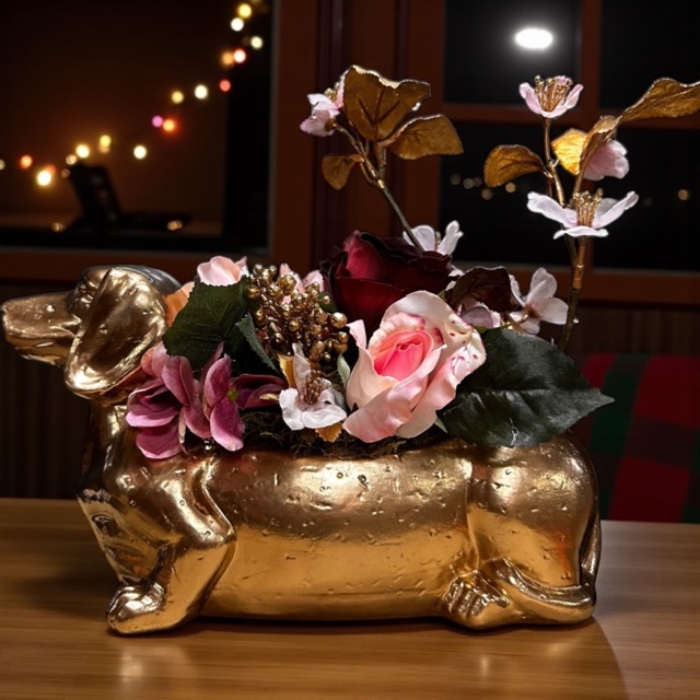 Kunstbloemen - Gouden Teckel Bloemstuk – Handgemaakt Arrangement in Roze en Goud